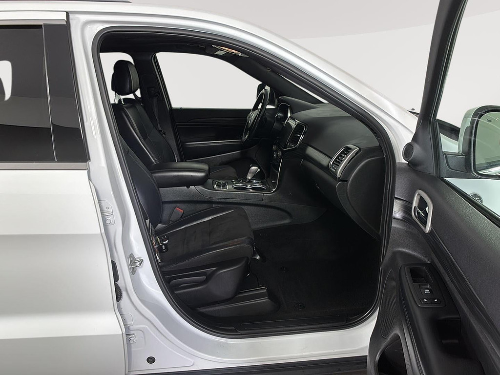2020 Jeep Grand Cherokee Located at Smart Motors Toyota slide-image