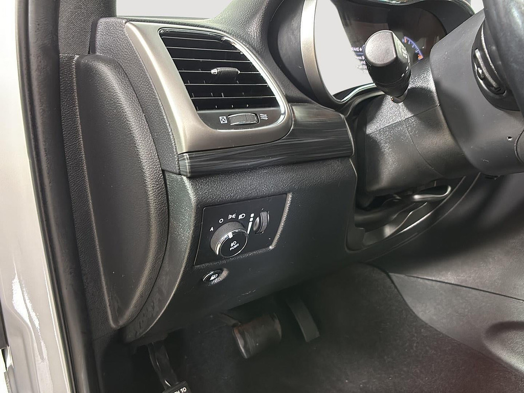 2020 Jeep Grand Cherokee Located at Smart Motors Toyota slide-image
