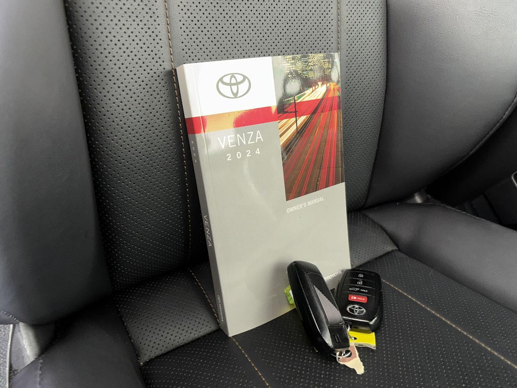 2024 Toyota Venza Limited - Photo 11