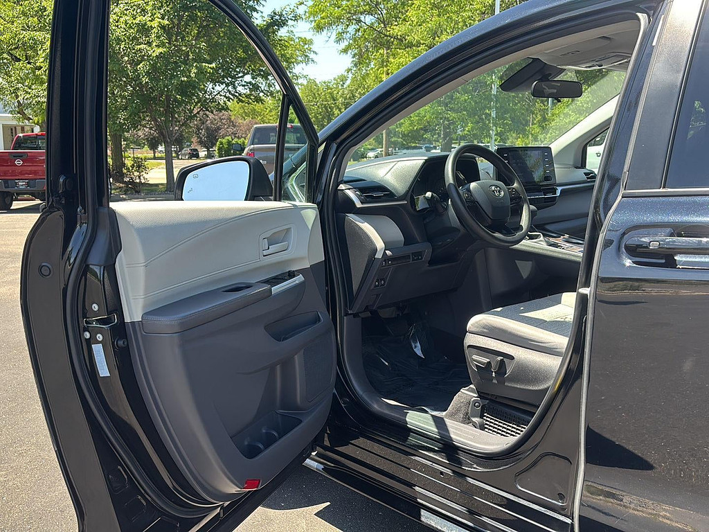 2022 Toyota Sienna Located at Smart Motors Toyota light-box-slides