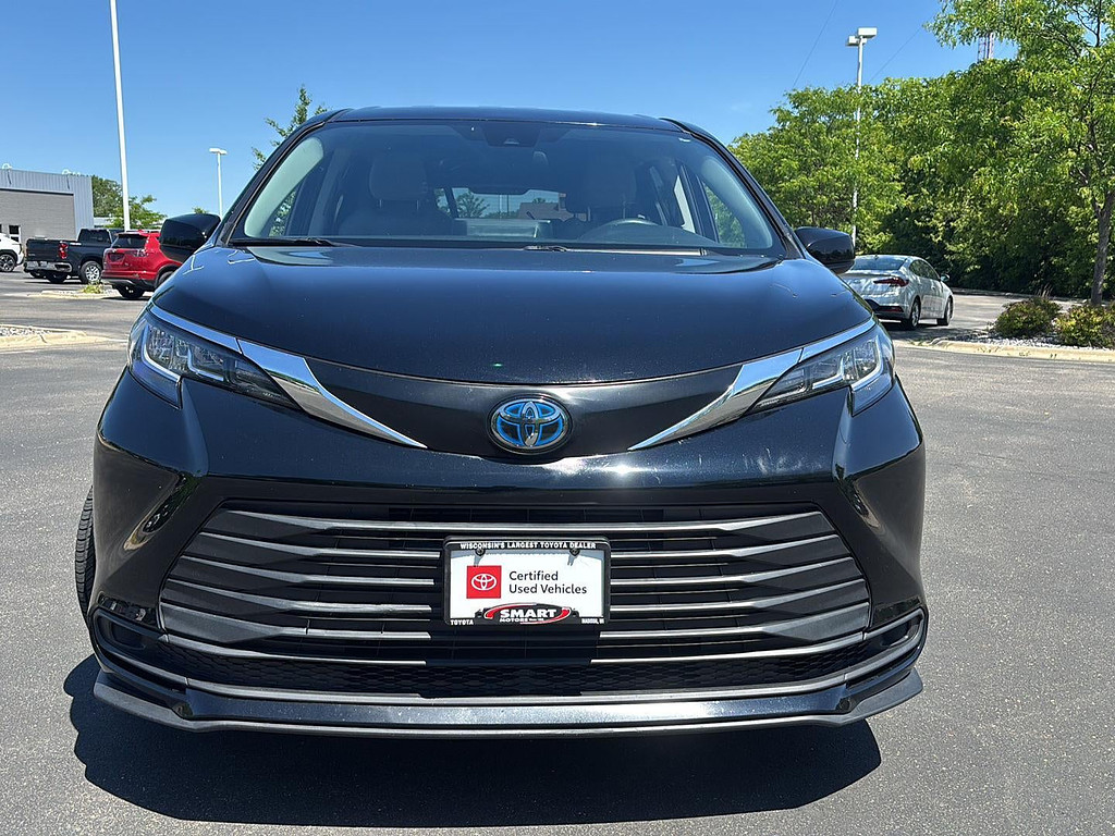 2022 Toyota Sienna Located at Smart Motors Toyota slide-image