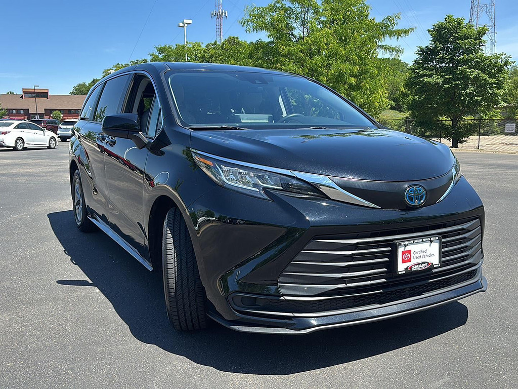 2022 Toyota Sienna Located at Smart Motors Toyota light-box-slides