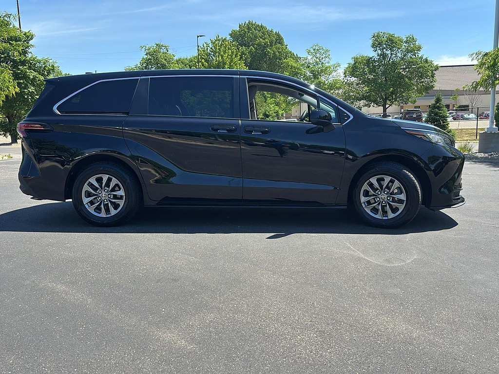 2022 Toyota Sienna Located at Smart Motors Toyota light-box-slides