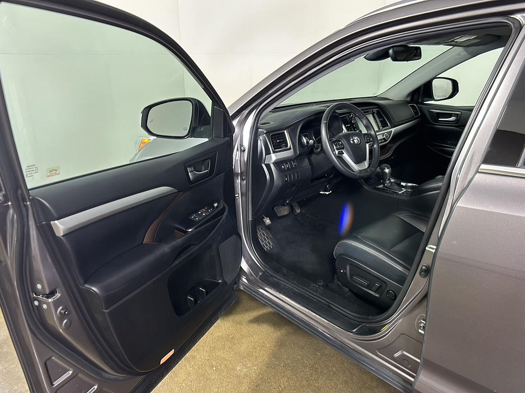 2019 Toyota Highlander Located at Smart Motors Toyota slide-image