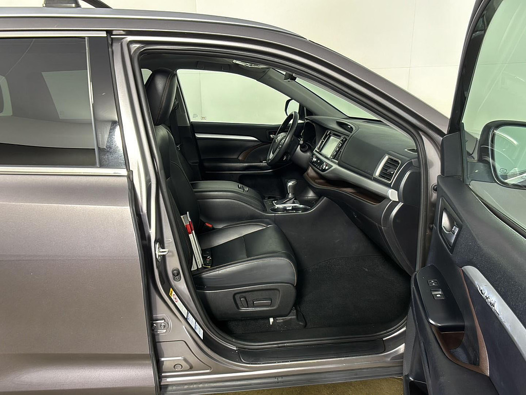 2019 Toyota Highlander Located at Smart Motors Toyota slide-image