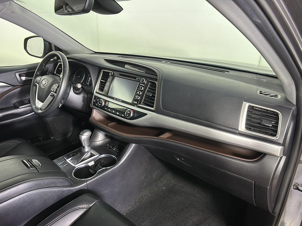 2019 Toyota Highlander Located at Smart Motors Toyota slide-image