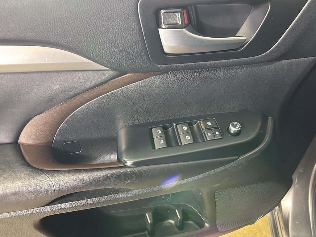 2019 Toyota Highlander Located at Smart Motors Toyota slide-image