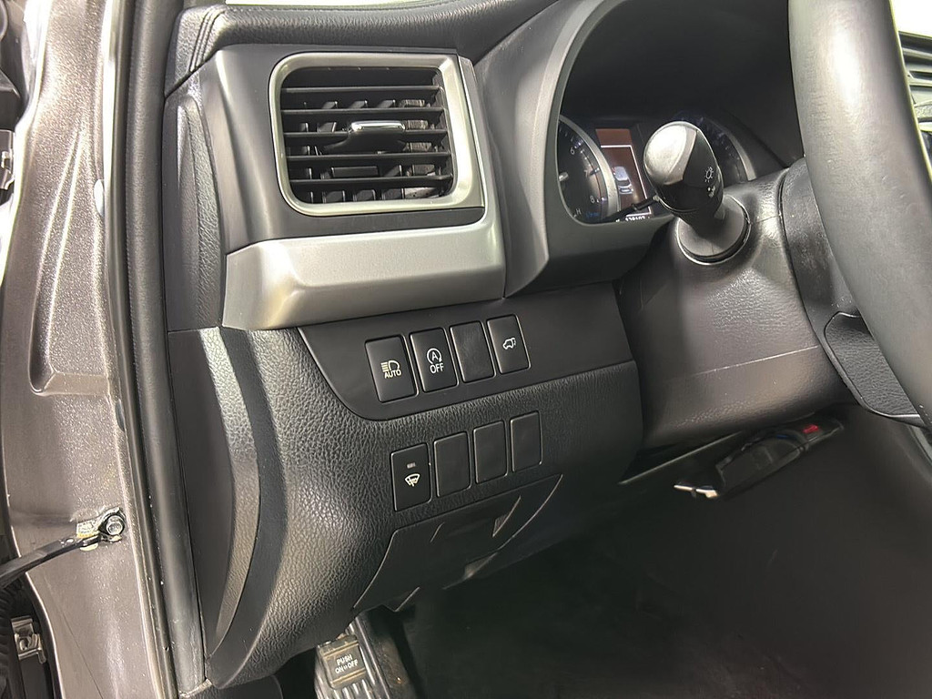 2019 Toyota Highlander Located at Smart Motors Toyota slide-image