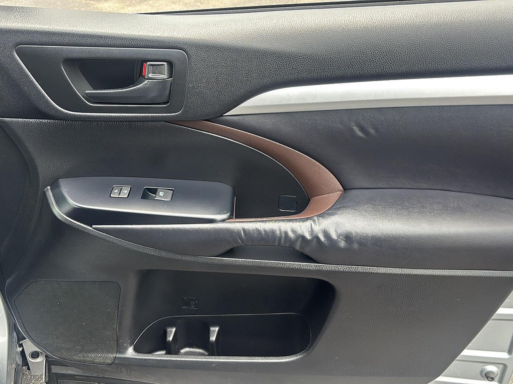 2016 Toyota Highlander Located at Smart Motors Toyota slide-image