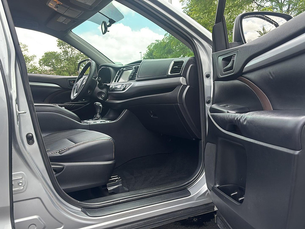 2016 Toyota Highlander Located at Smart Motors Toyota light-box-slides