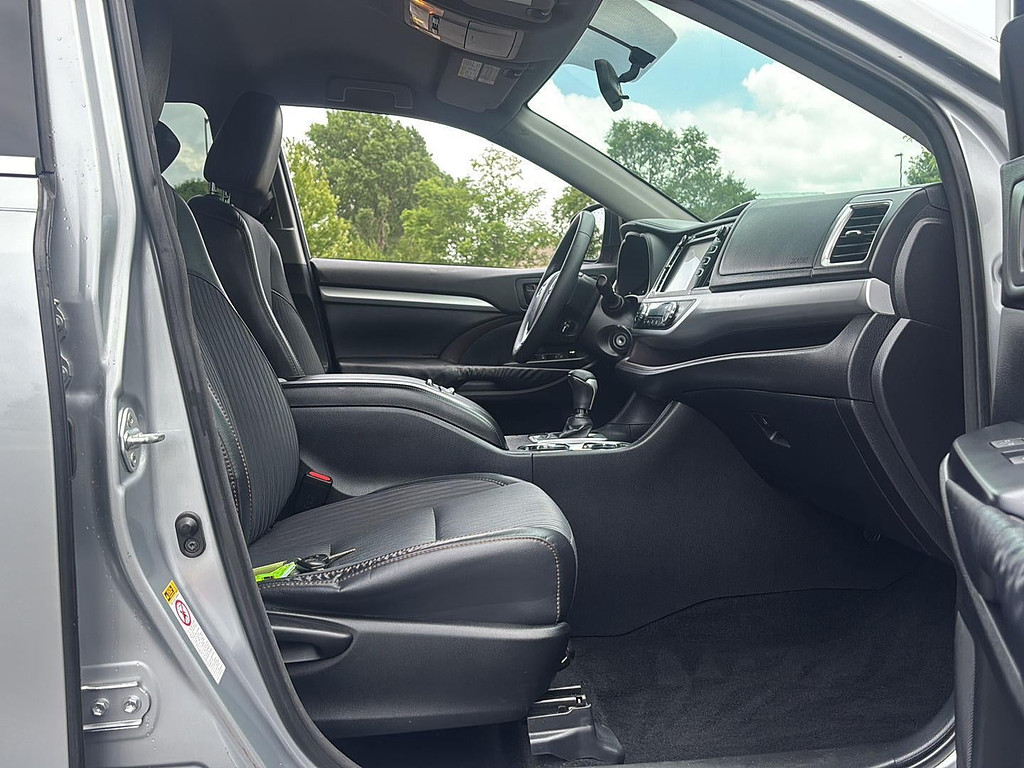 2016 Toyota Highlander Located at Smart Motors Toyota light-box-slides