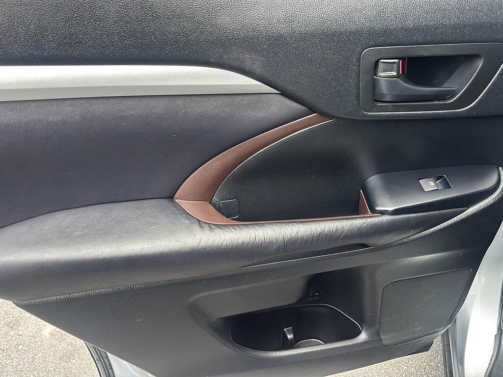 2016 Toyota Highlander Located at Smart Motors Toyota light-box-slides