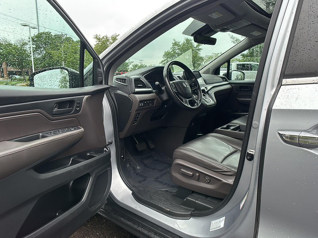 2018 Honda Odyssey Located at Smart Motors Toyota light-box-slides