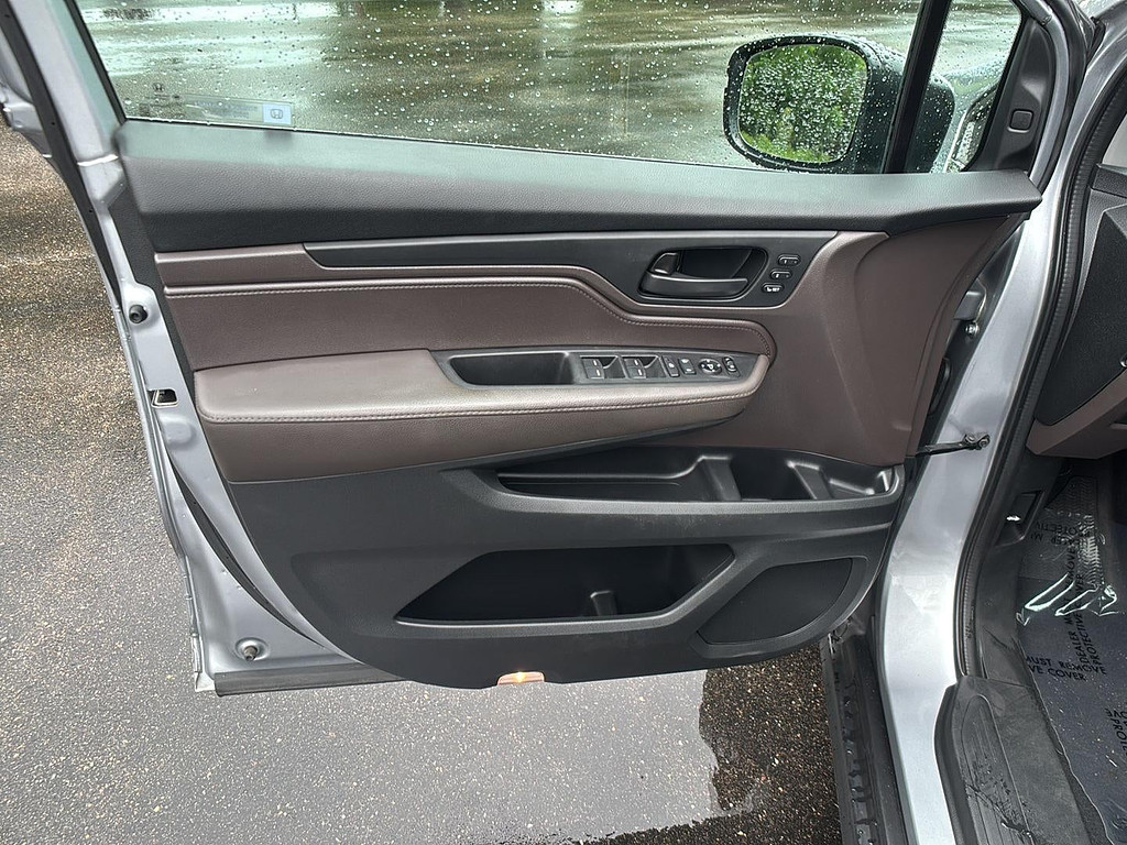 2018 Honda Odyssey Located at Smart Motors Toyota light-box-slides