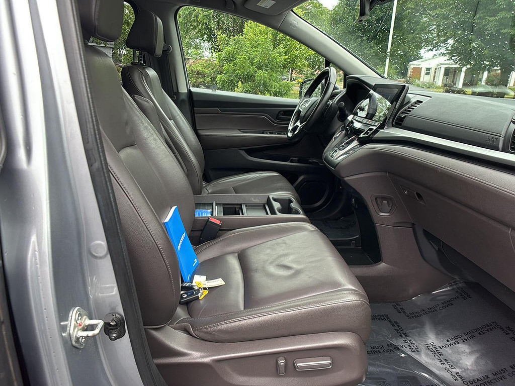 2018 Honda Odyssey Located at Smart Motors Toyota light-box-slides