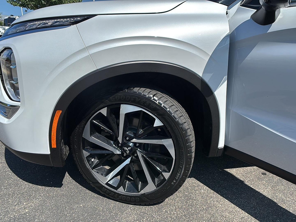 2024 Mitsubishi Outlander Located at Smart Motors Toyota slide-image