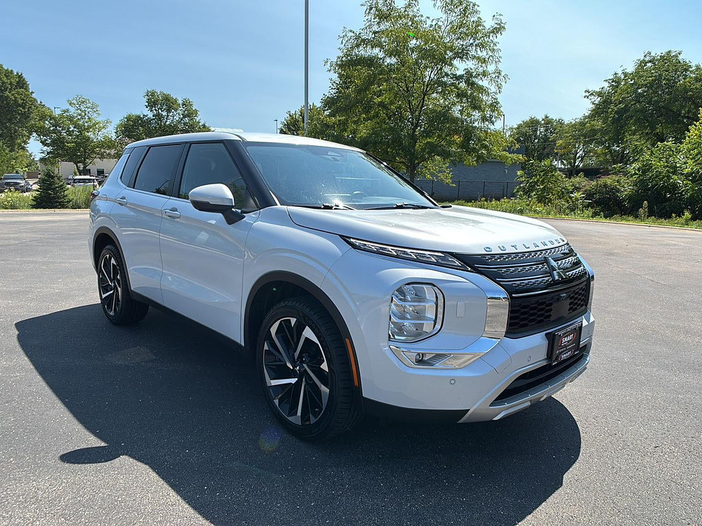 2024 Mitsubishi Outlander Located at Smart Motors Toyota light-box-slides