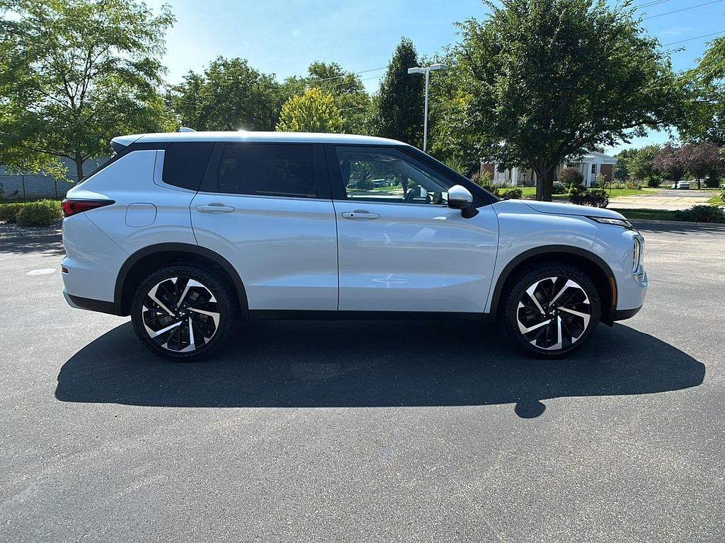 2024 Mitsubishi Outlander Located at Smart Motors Toyota light-box-slides
