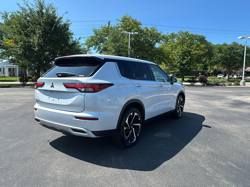 2024 Mitsubishi Outlander Located at Smart Motors Toyota light-box-slides