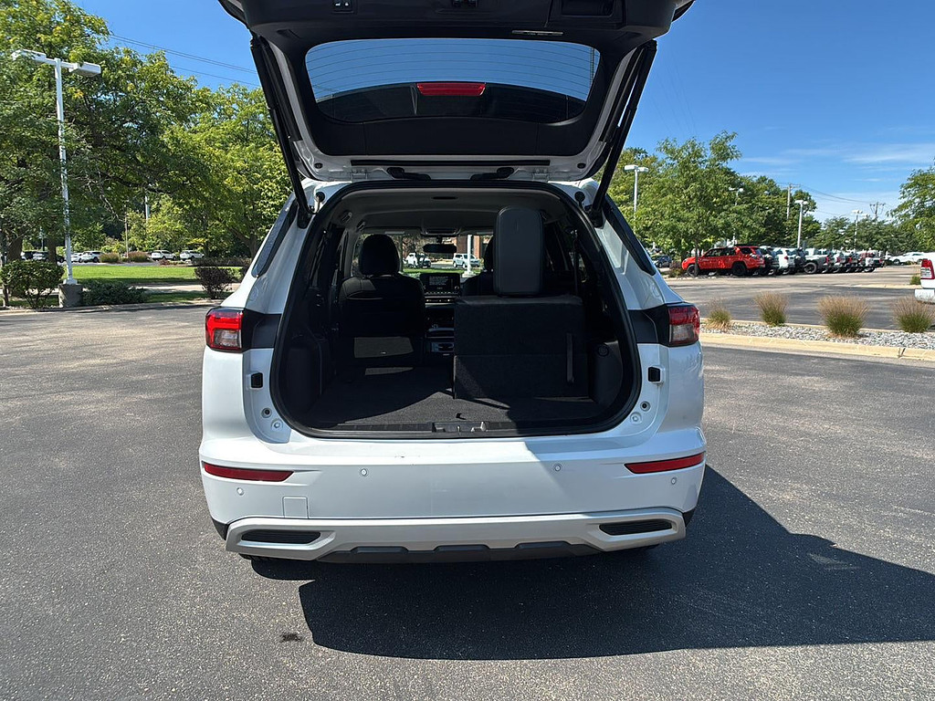 2024 Mitsubishi Outlander Located at Smart Motors Toyota light-box-slides