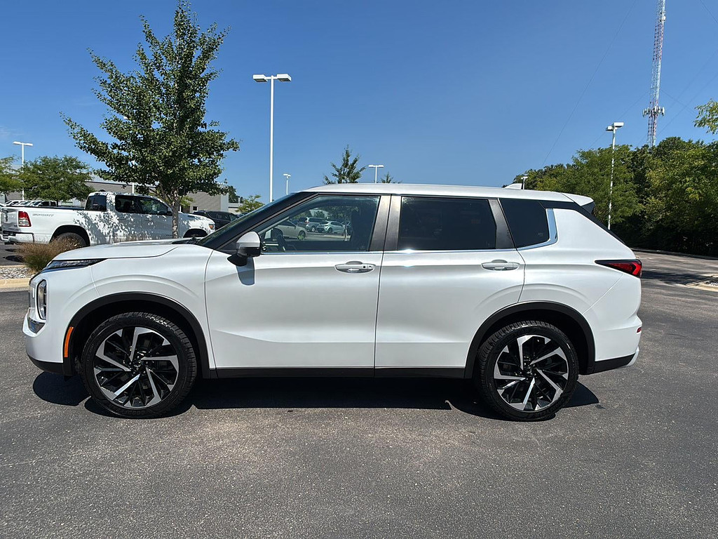 2024 Mitsubishi Outlander Located at Smart Motors Toyota light-box-slides
