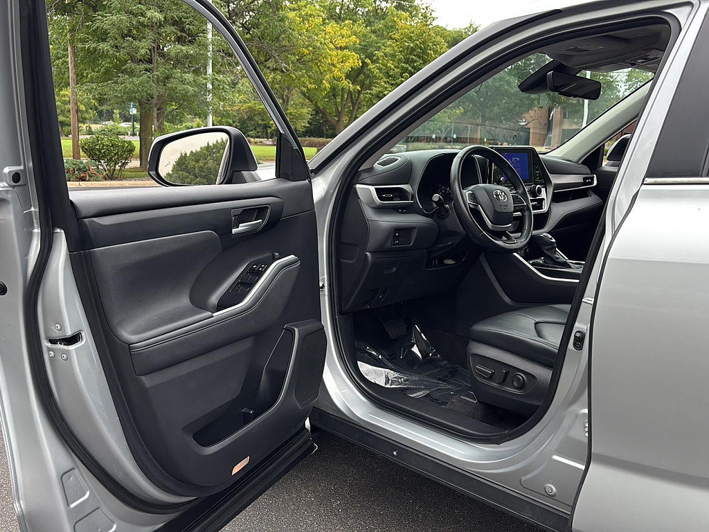 2023 Toyota Highlander Hybrid Located at Smart Motors Toyota light-box-slides
