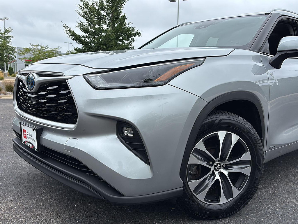 2023 Toyota Highlander Hybrid Located at Smart Motors Toyota slide-image