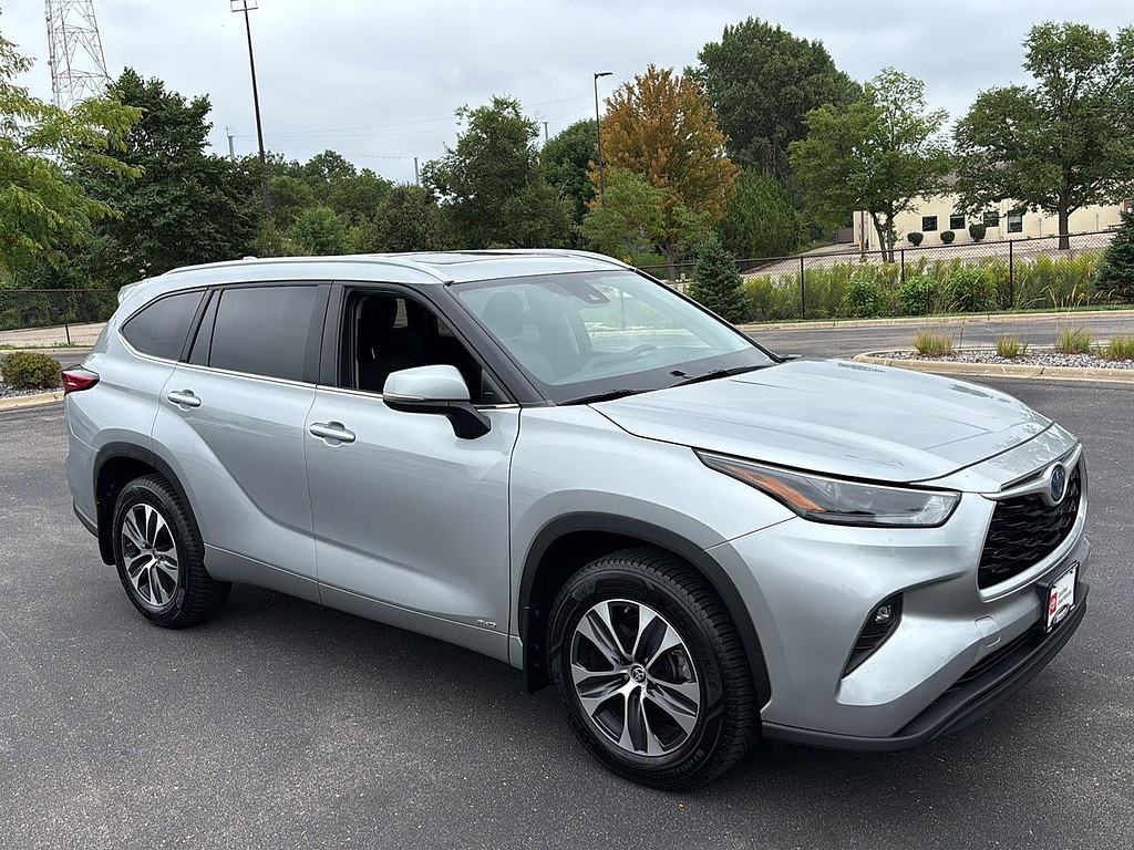 2023 Toyota Highlander Hybrid Located at Smart Motors Toyota slide-image
