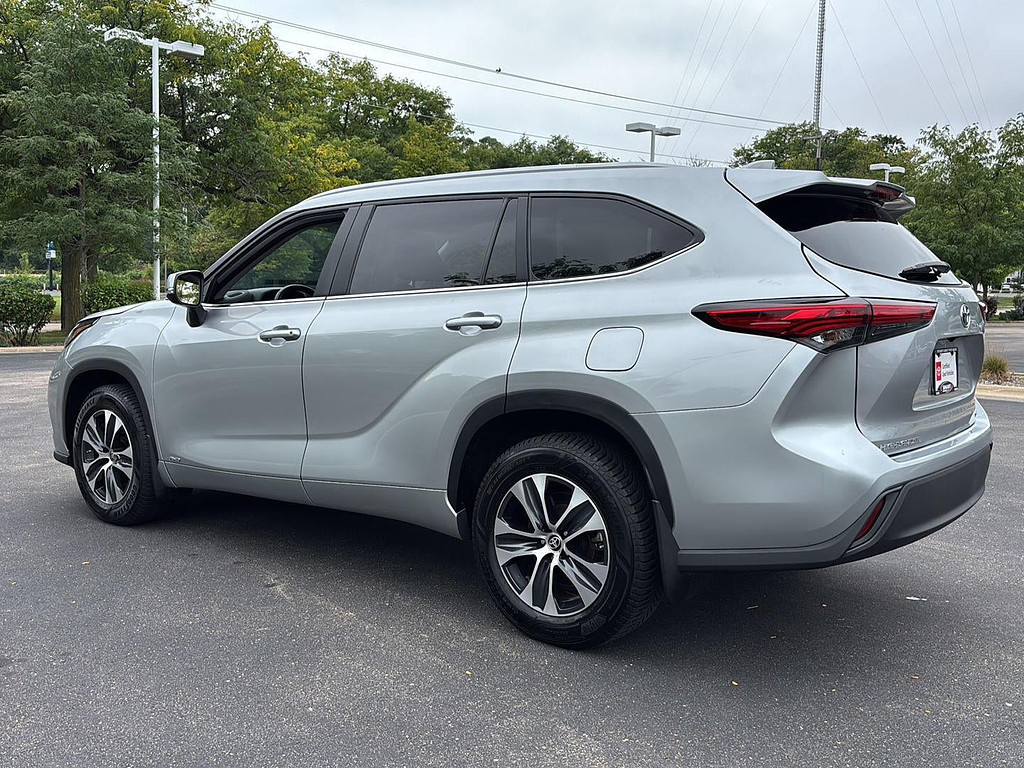 2023 Toyota Highlander Hybrid Located at Smart Motors Toyota slide-image