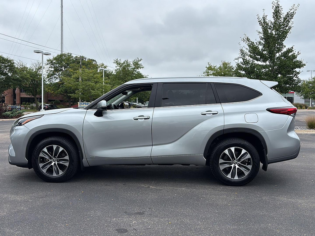 2023 Toyota Highlander Hybrid Located at Smart Motors Toyota slide-image