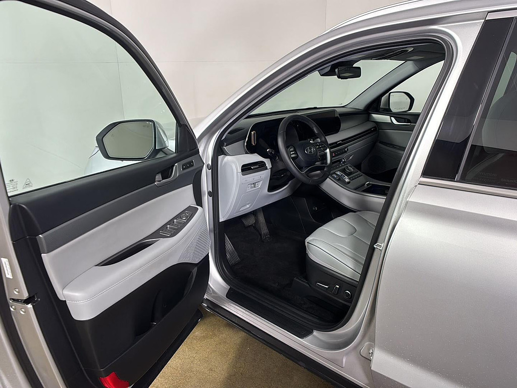 2025 Hyundai Palisade Located at Smart Motors Toyota light-box-slides