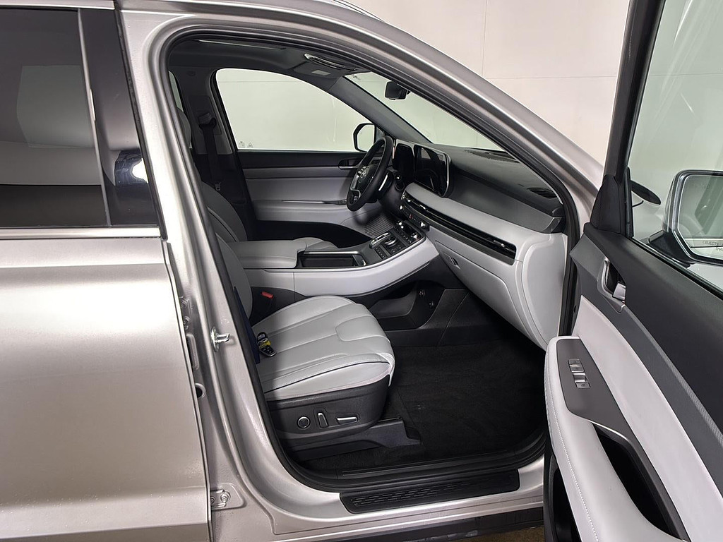 2025 Hyundai Palisade Located at Smart Motors Toyota light-box-slides