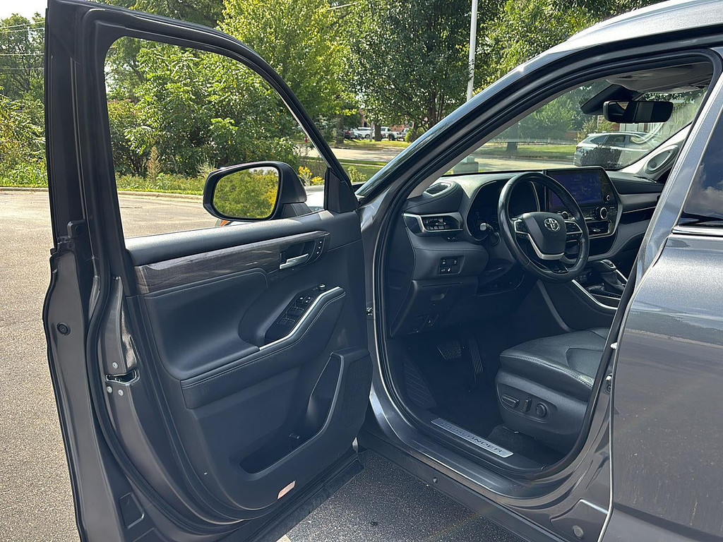 2024 Toyota Highlander Located at Smart Motors Toyota slide-image
