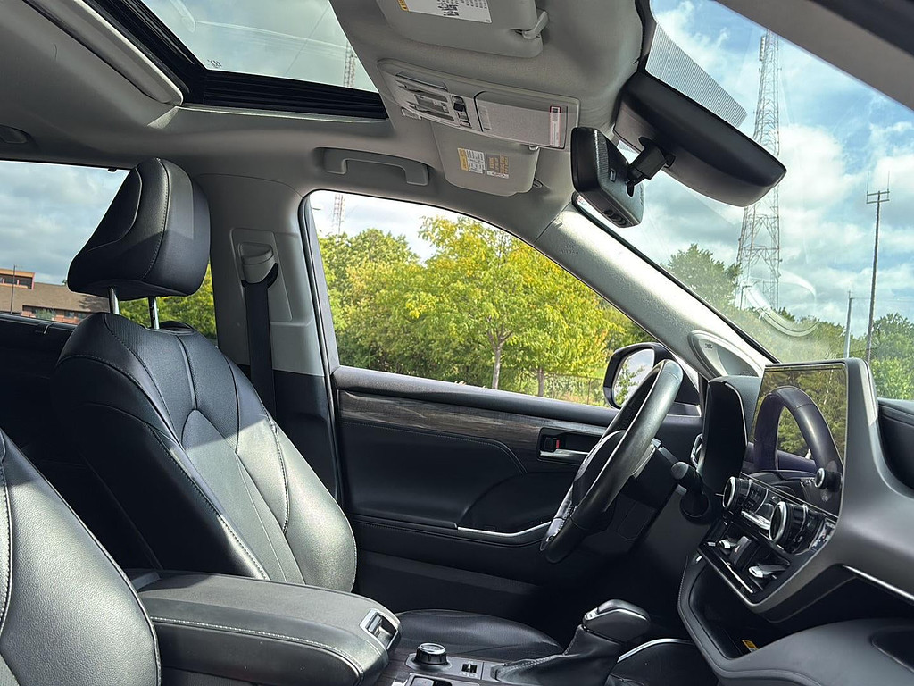 2024 Toyota Highlander Located at Smart Motors Toyota slide-image