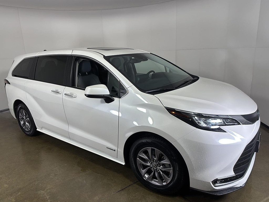 2021 Toyota Sienna Located at Smart Motors Toyota light-box-slides