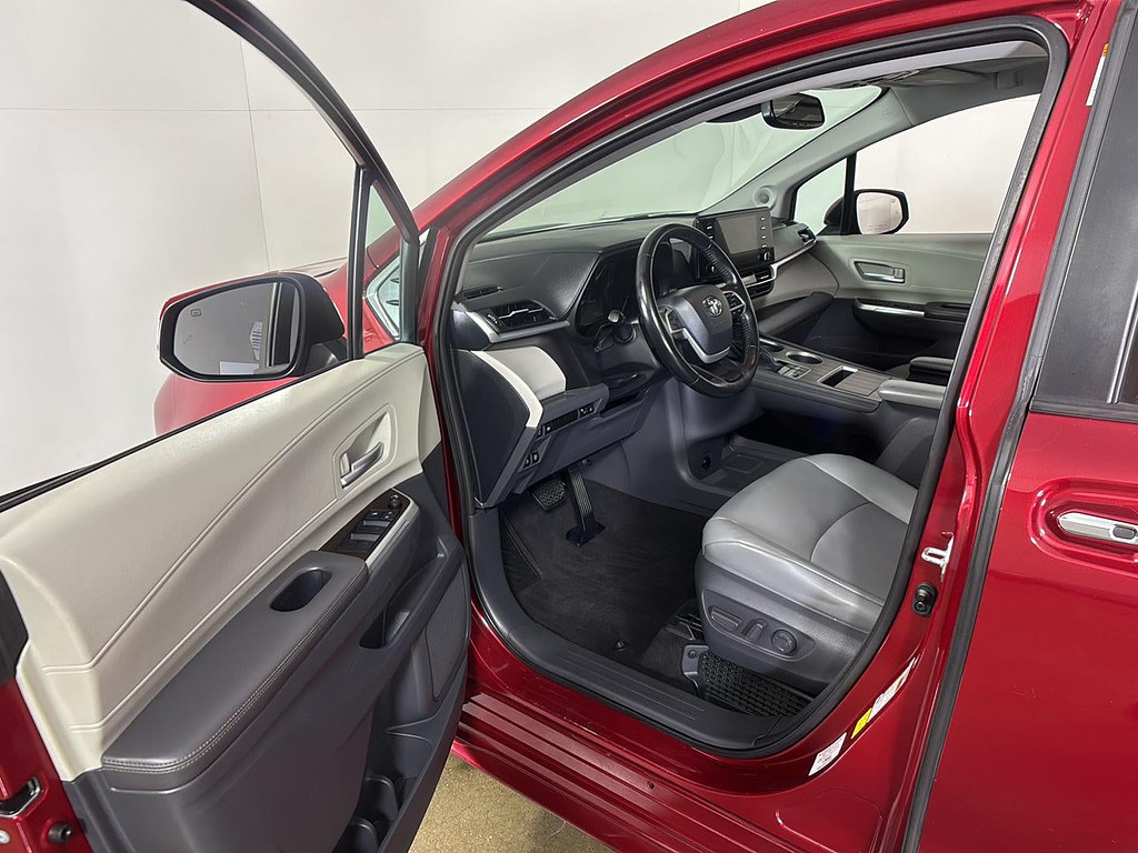 2021 Toyota Sienna Located at Smart Motors Toyota light-box-slides