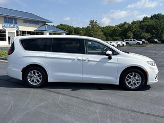 Thumbnail - 2023 Chrysler Pacifica
