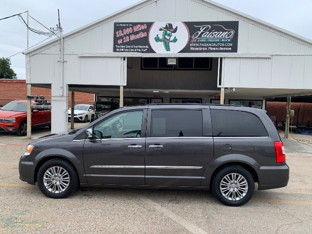 2016 Chrysler Town & Country Anniversary Edition's photo