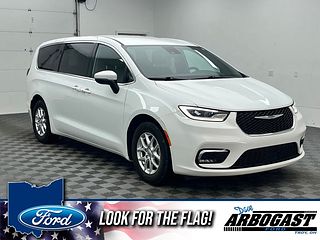 Thumbnail - 2023 Chrysler Pacifica