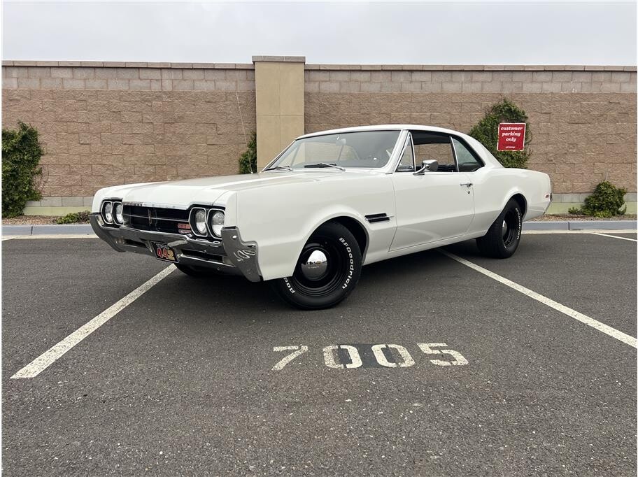 1966 Oldsmobile F85 Cruiser Located at Hayes Autos Classic light-box-slides
