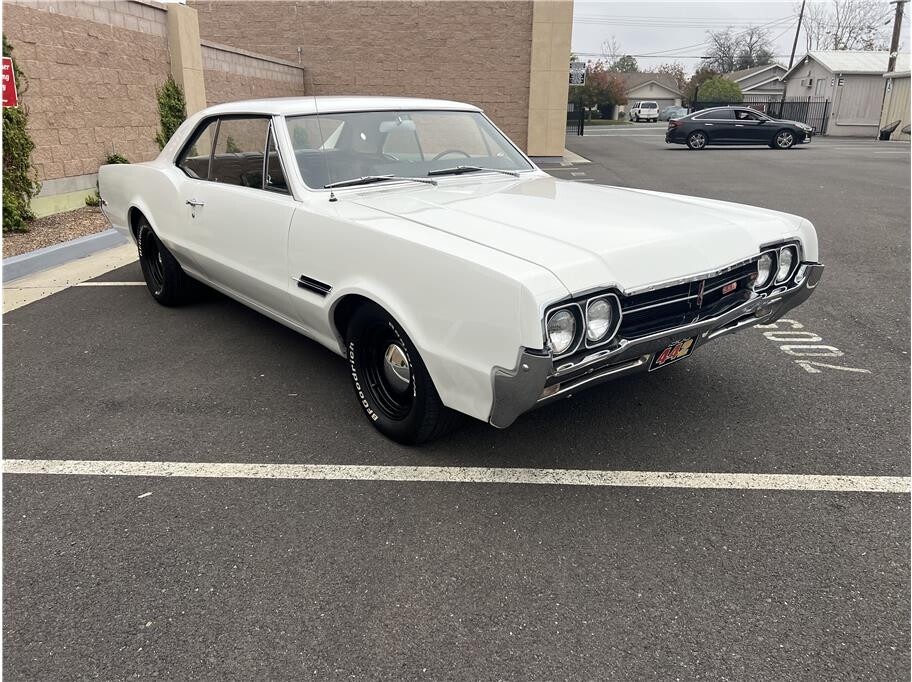 1966 Oldsmobile F85 Cruiser Located at Hayes Autos Classic light-box-slides