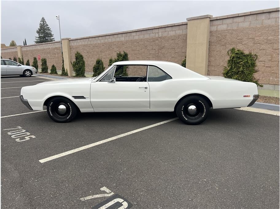 1966 Oldsmobile F85 Cruiser Located at Hayes Autos Classic light-box-slides
