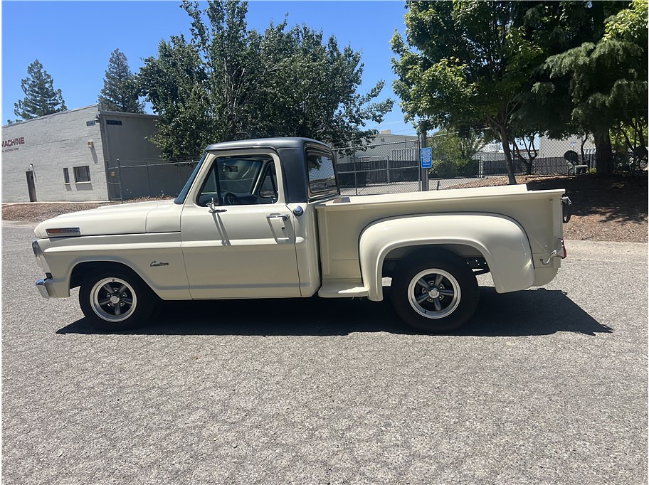 1972 Ford F-100 Located at Hayes Autos Classic light-box-slides