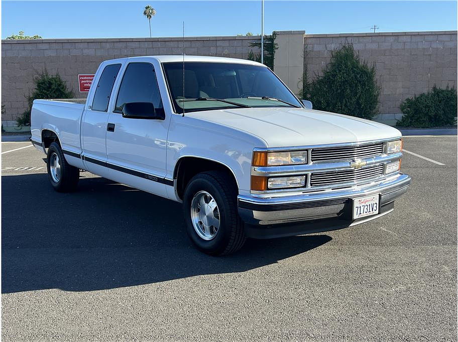 1997 Chevrolet 1500 Extended Cab Located at Hayes Autos Classic light-box-slides