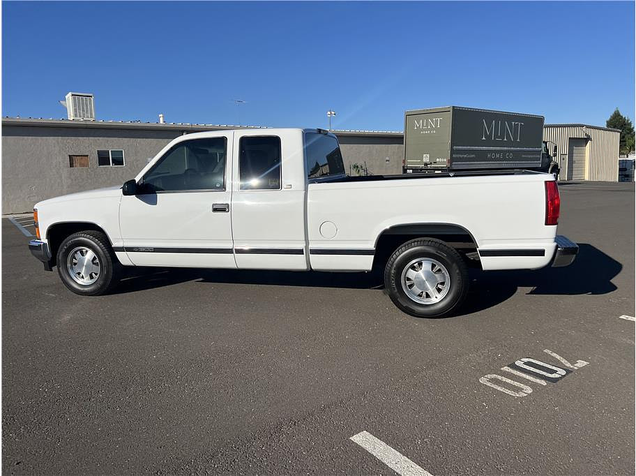 1997 Chevrolet 1500 Extended Cab Located at Hayes Autos Classic light-box-slides