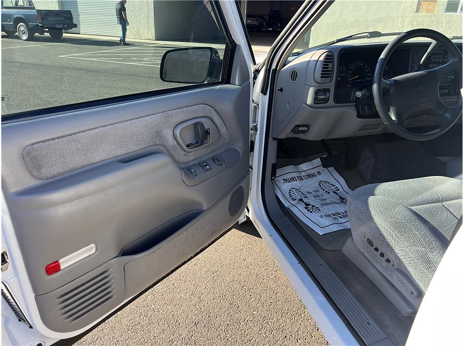 1997 Chevrolet 1500 Extended Cab Located at Hayes Autos Classic light-box-slides