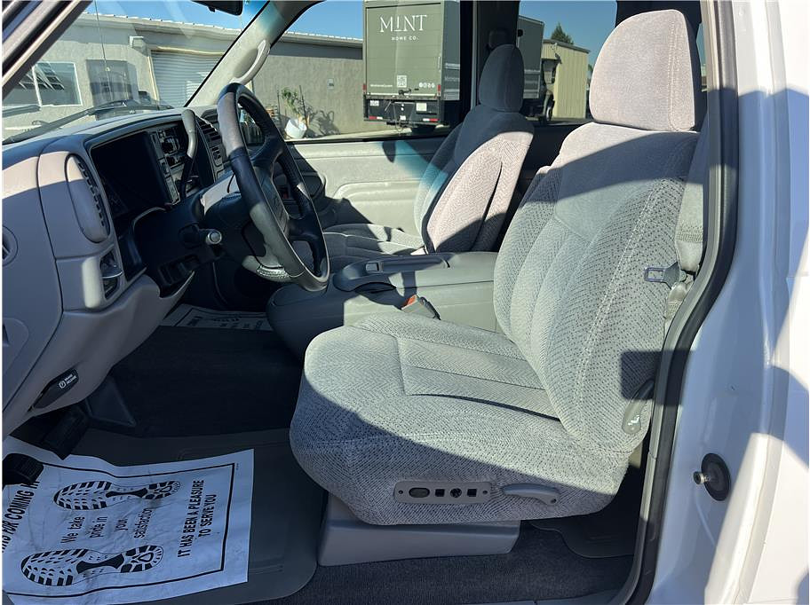 1997 Chevrolet 1500 Extended Cab Located at Hayes Autos Classic light-box-slides