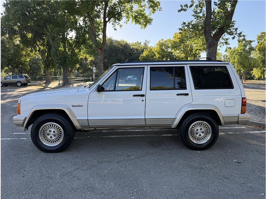 1995 Jeep Cherokee Located at Hayes Autos Classic light-box-slides