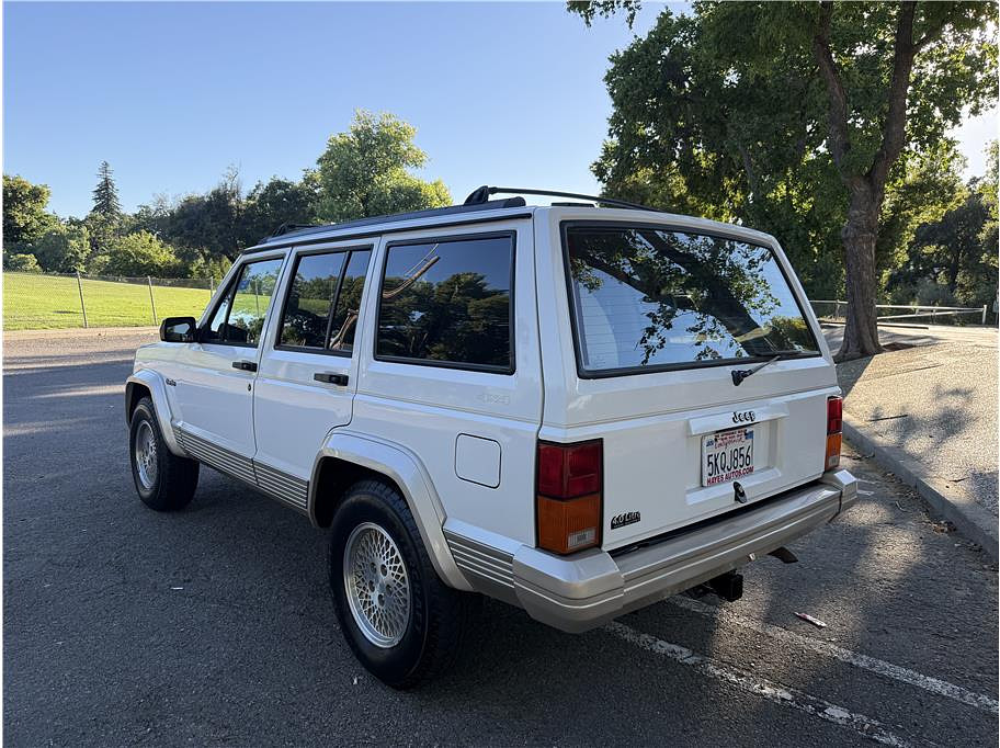 1995 Jeep Cherokee Located at Hayes Autos Classic light-box-slides