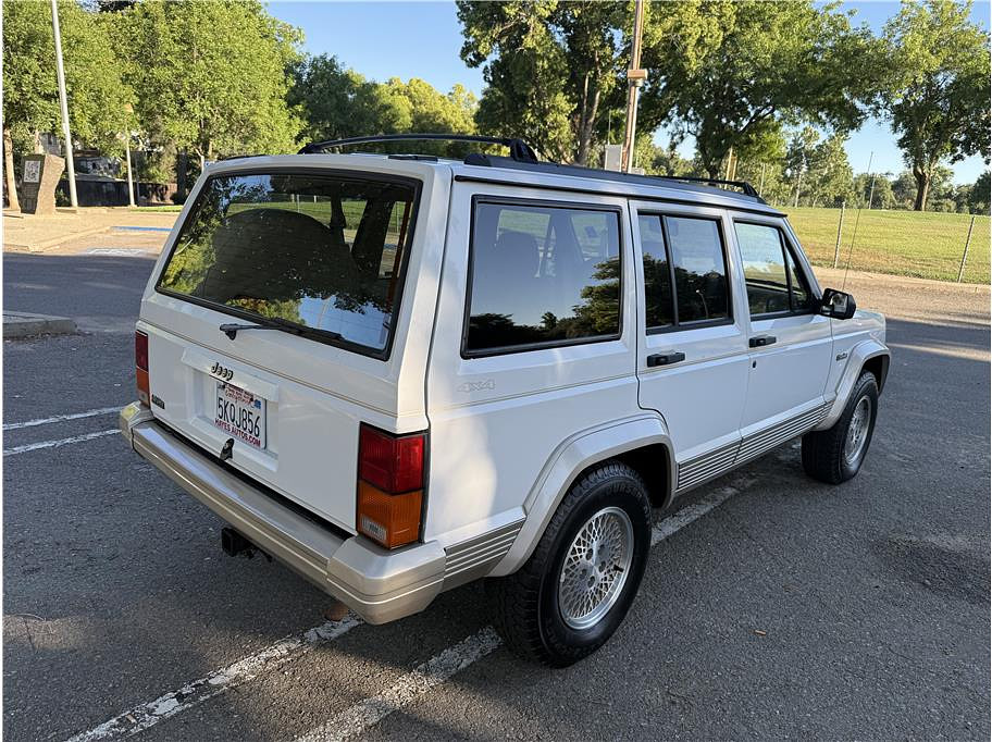 1995 Jeep Cherokee Located at Hayes Autos Classic light-box-slides